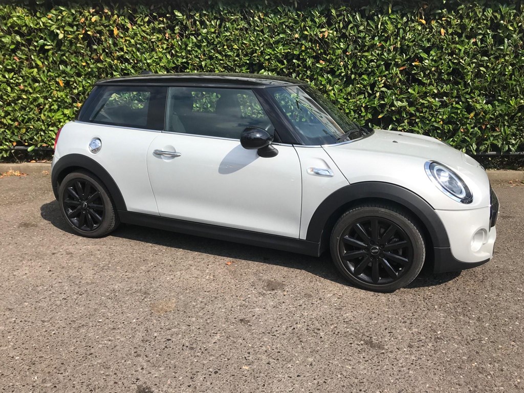 MINI Hatch 2.0 Cooper S Euro 6 (s/s) 3dr STUNNINGLY LOW MILEAGE 1 OWNER Hatch